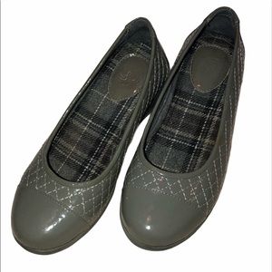 NWOT Gravity Defyer Green Leather Flats Size 7